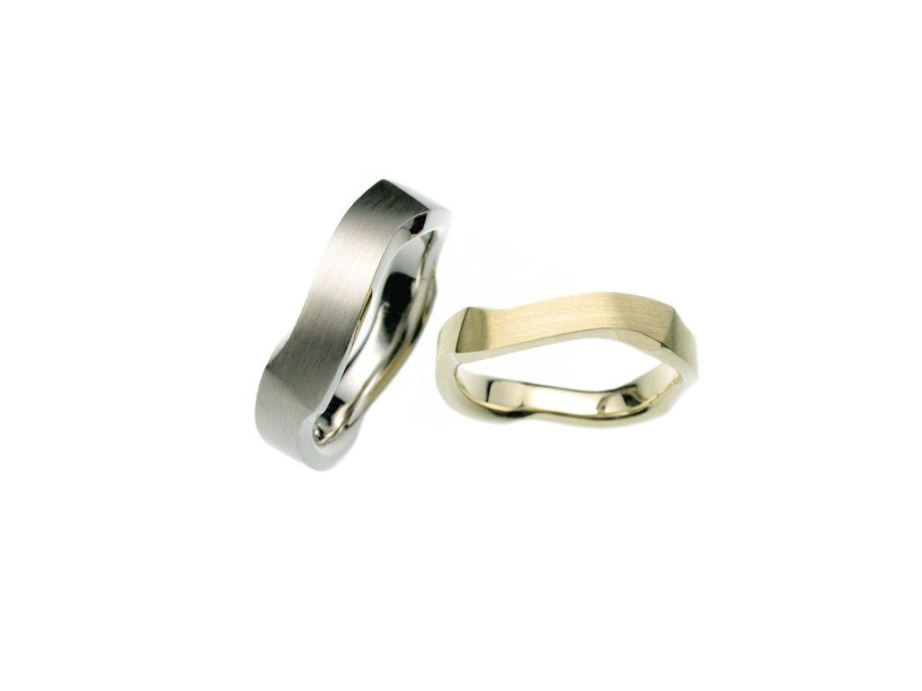 Oscillate 18ct Gold Ring