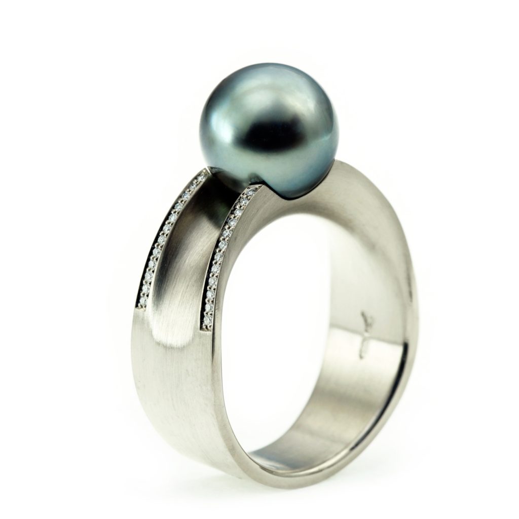 UNA P 18ct Gold Ring